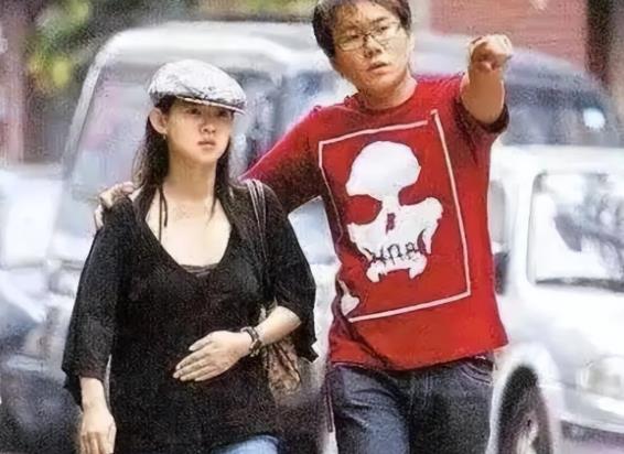 曾宝仪出身演艺世家，在主持、演艺领域都有亮眼表现。近日她和初恋现身灵堂引发关注。