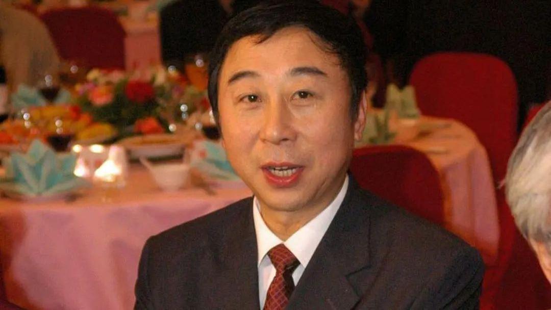 冯巩迎67岁大寿！满头黑发肚子溜圆，贾玲罕现身，一脸褶子遮不住
