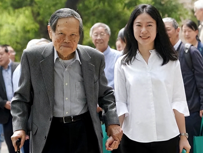 翁帆与杨振宁：20年婚姻路，终获博士学位