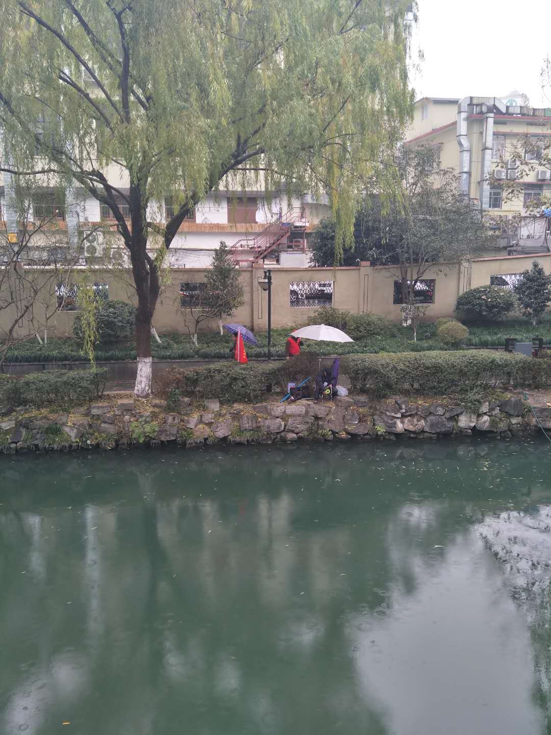 一钓友到女方家相亲，对方开口要20万彩礼，本想转身就走；但当看到窗外的景象时，果