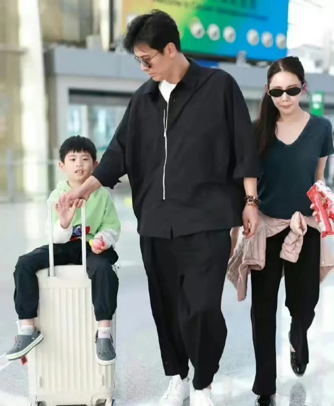 omg❗秋瓷炫儿子也太会遗传了吧！！！
秋瓷炫带儿子去迪拜啦！大海一下子就长大了