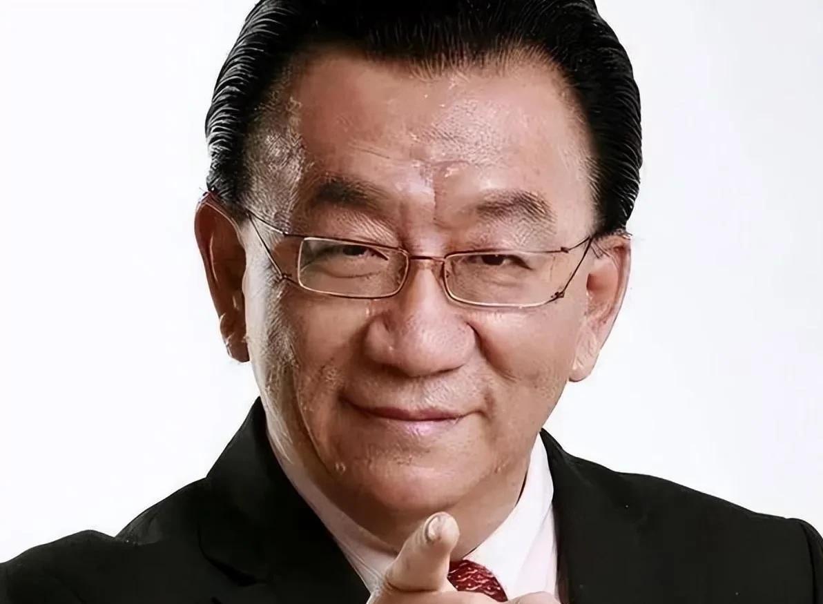 侯耀华派小助理去天津了去天津曲艺团了。这回偏口鱼因为吹牛要倒霉了。现在他应该是热