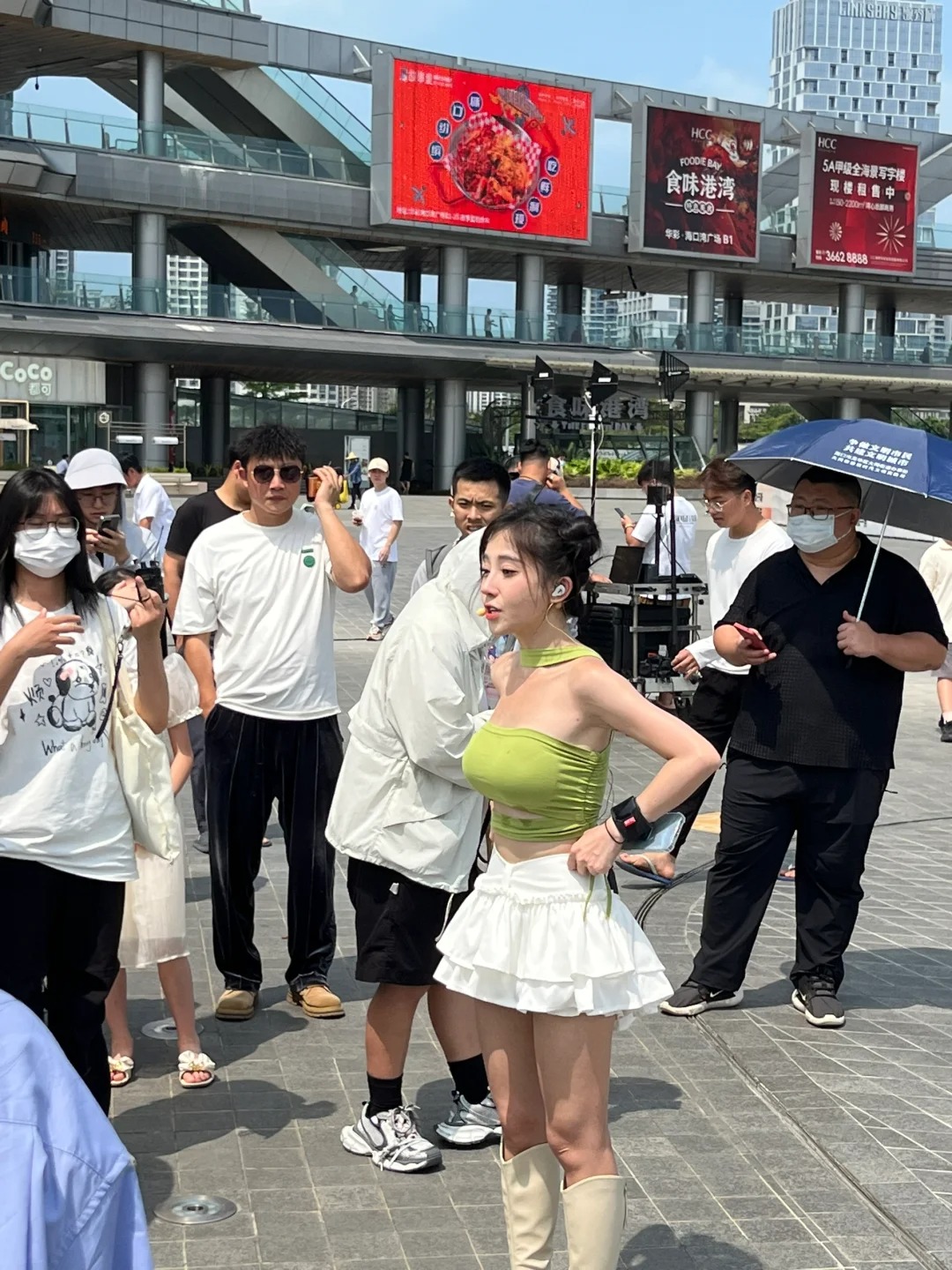 纳尼！！！真人！！！提莫！！！
提莫大病愈后状态还可以的，合影还问了她身体恢复咋