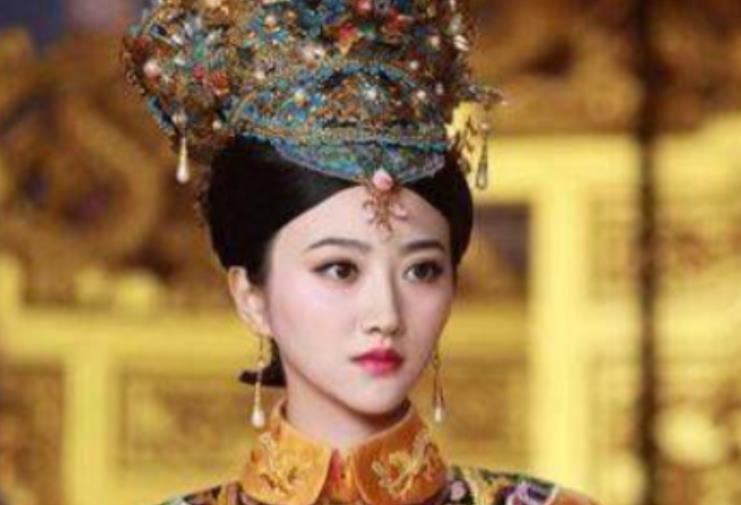 1724年，46岁的雍正翻了48岁齐妃的牌子，太监咳嗽一声：“皇上，还有个二十多