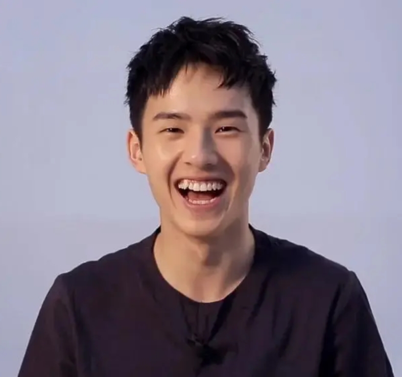 我发现，在娱乐圈中，刘昊然的资源是超级好！

五官方面：他单眼皮，小眼睛，嘴巴和