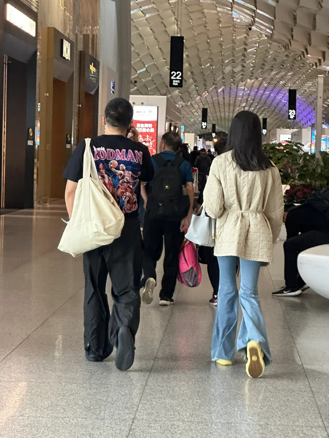 深圳机场碰到活的两公婆
香港去完Art Basel从深圳回家去了呀
嘴讲电话好大