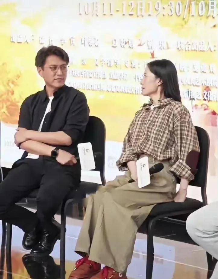 靳东和刘敏涛姐弟俩戏里戏外感情都这么好呢，坐在一起相谈甚欢，特别是靳东，一直笑个