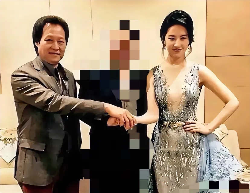 刘亦菲和“干爹”聚餐3小时后从酒店出来，之后刘亦菲就凭《玫瑰的故事》获得了视后。