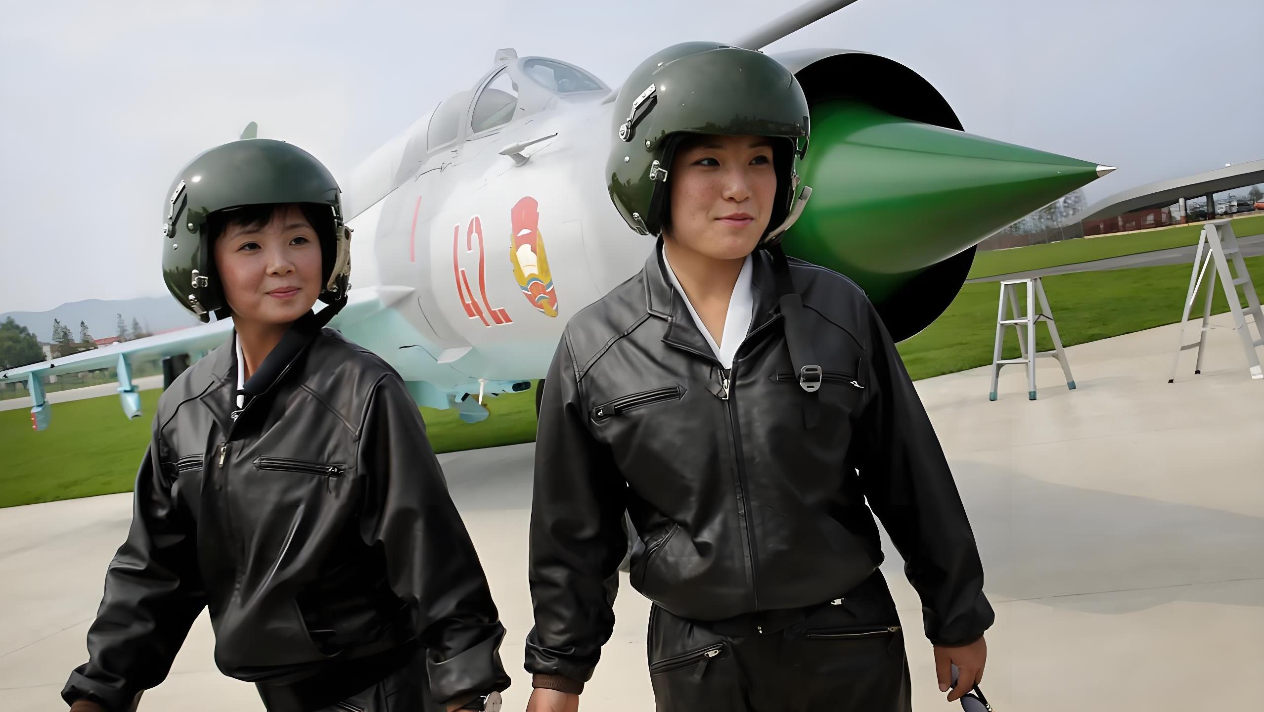 这是朝鲜空军版的《壮志凌云》吗？
图中的是两位朝鲜空军的女飞行员和她们后面的米格