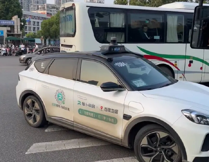 百度的萝卜快跑概念，今天又火了，无人驾驶出租车来了！无人驾驶第一个就是抢了出租车