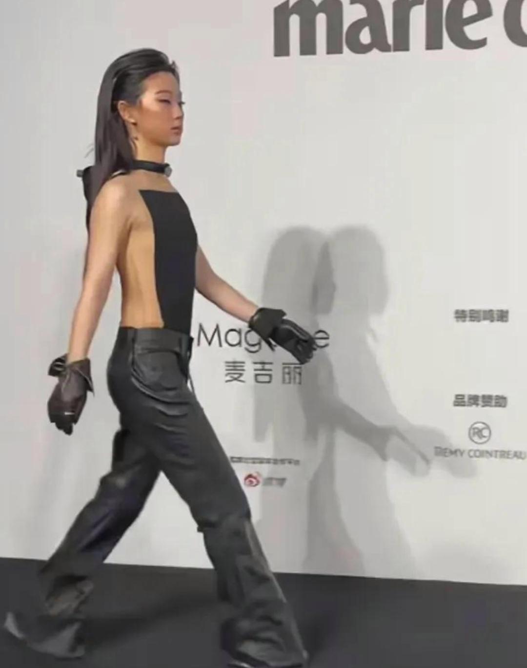 单依纯这身衣服真的搞不懂了[你没事吧]
