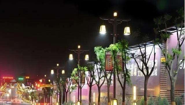 路灯费，谁掏腰包？ 晚上街上灯火通明，这电费谁出？  不瞒你说，还是咱自己！政府
