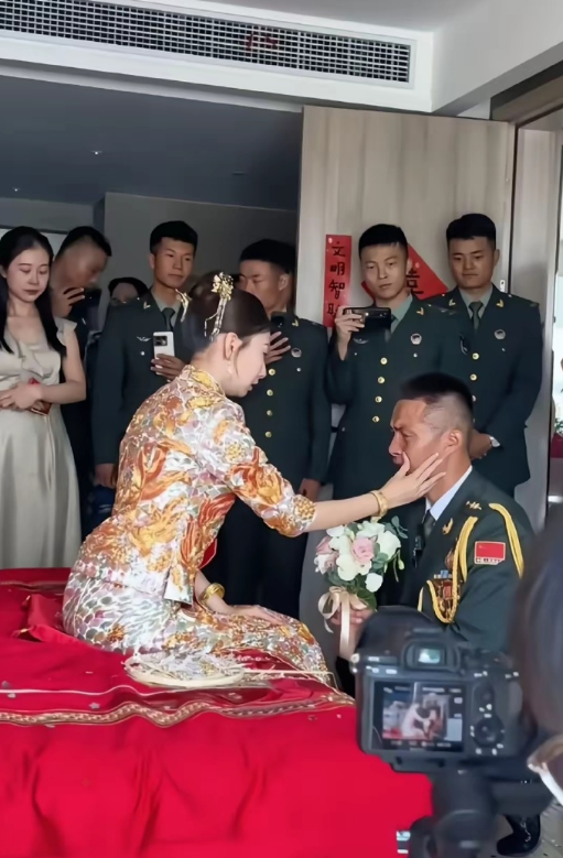 婚礼上，新郎，他是一名现役军人。那一天，他身着军装、手捧鲜花，单膝跪地在新娘面前