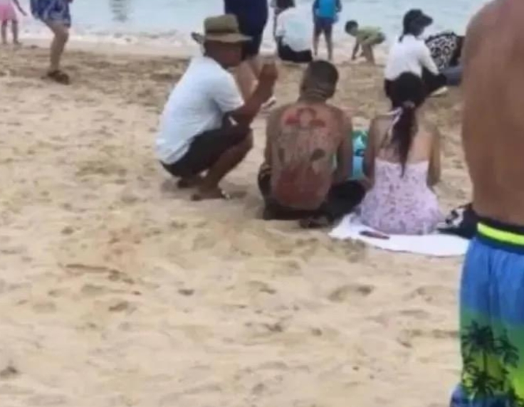 大爷，这纹身是不是有点儿不合适！哈哈哈哈 [大笑][大笑][大笑][大笑][大笑