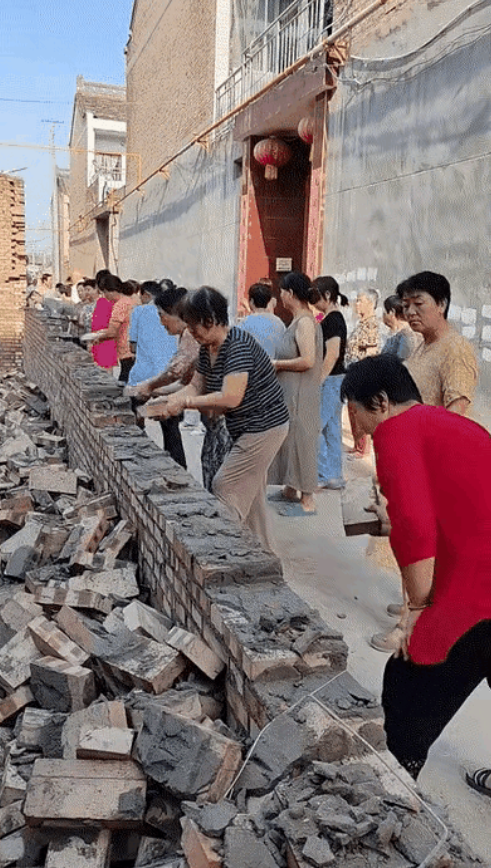 一位男人把家里的旧房子拆掉了，想盖一套新房子，他们家把地基打好了，他看邻居家套的