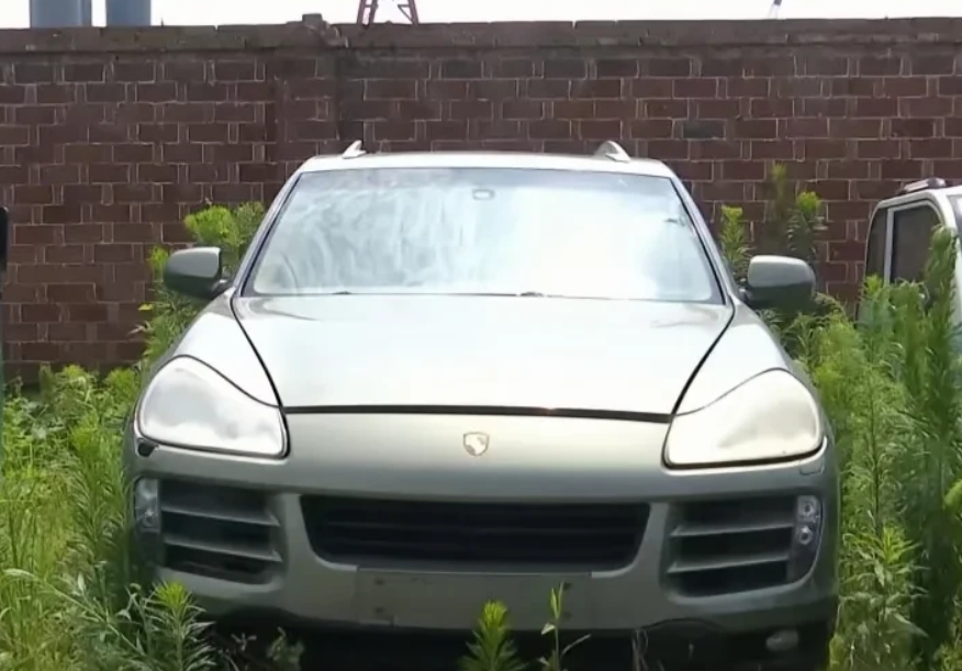 这不是欺负人吗？江苏一男子，花8000元给自己的二手保时捷卡宴买了车损险，他将车