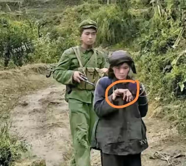 为什么这种捆绑方式这么奇怪？
一只手在前，一只手在后