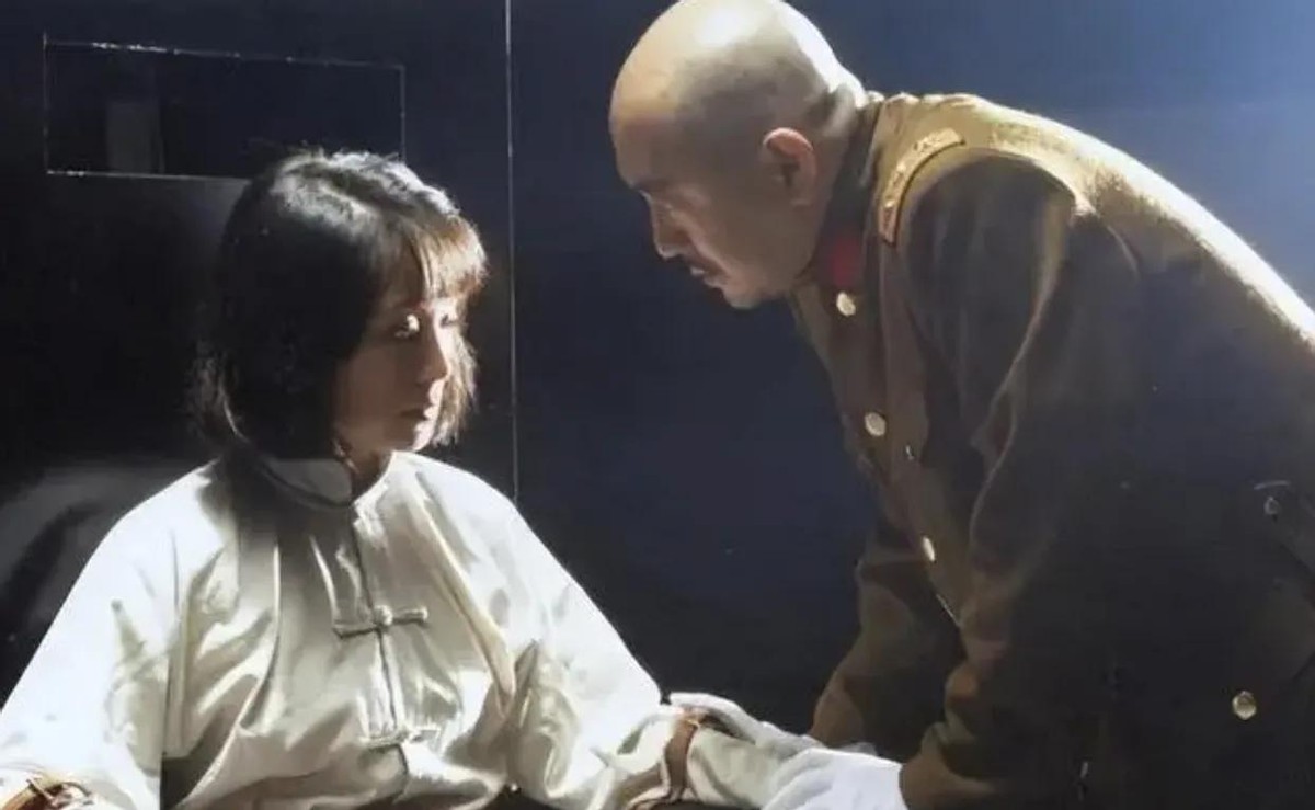 1942年，一女战士被汉奸出卖，被日寇折磨得不成人形，次日，一个翻译扇了她一巴掌
