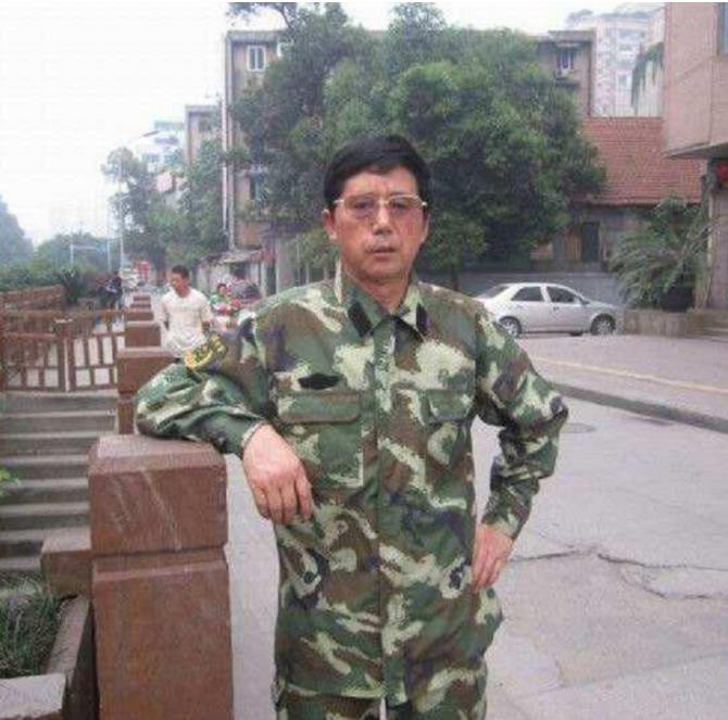 2008年，男子不顾妻子和女儿的反对，带着60万现金前往汶川大地震的受灾区。妻子