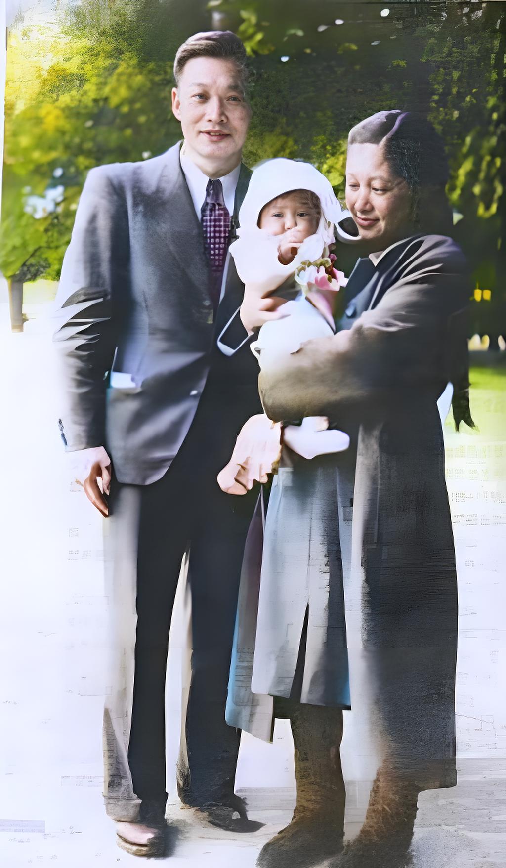 1948年4月，钱三强与何泽慧离开巴黎回国前，抱着女儿钱祖玄在卢森堡公园留影。
