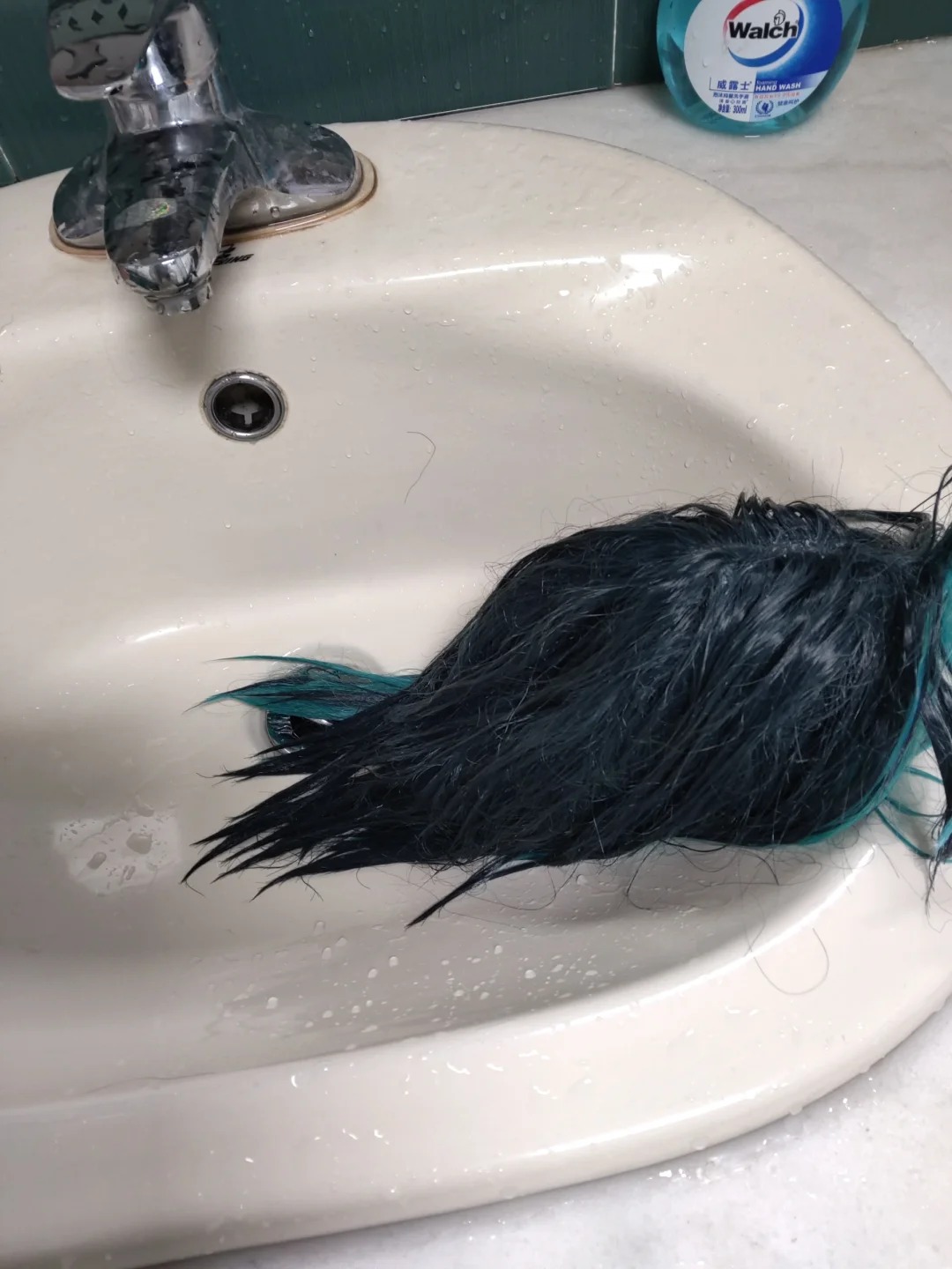 外面晃了一天回家发现我奶奶洗的东西好眼熟
这是一个悲伤的故事
我：奶奶你在洗什么