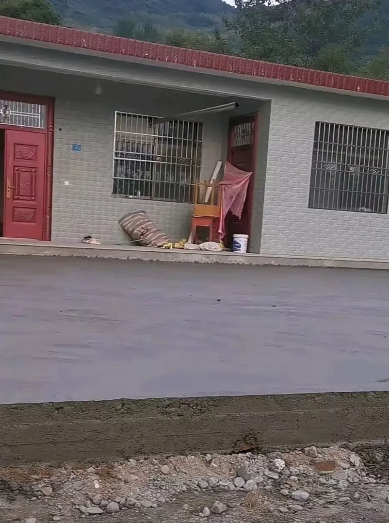 广西桂林，有一位村民在家里面建了一间新房子，用来给儿子做婚房，房子建好之后，这位