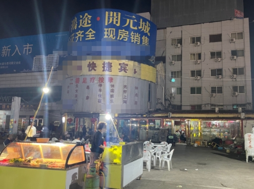 可心刚刚14岁，为了寻求保护，也许为了找个能聊得来的朋友，就和成年男性深夜外出，