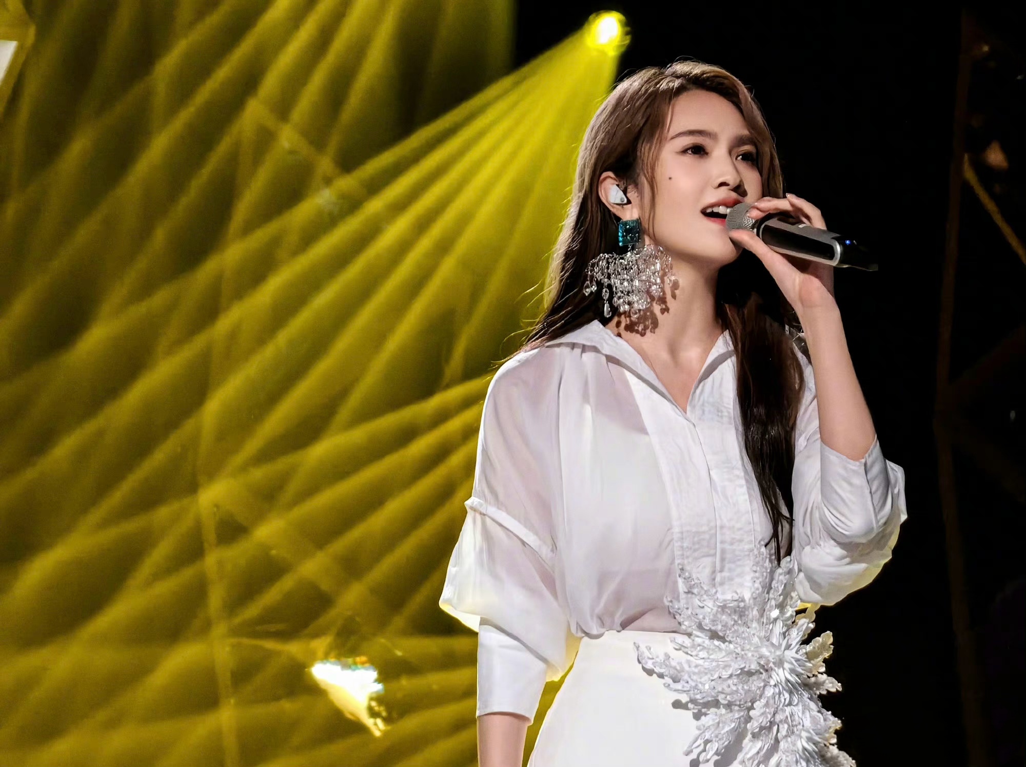 《歌手2024》第二期直播，黄宣和杭盖乐队战胜对手，淘汰二手玫瑰和杨丞琳，海来阿