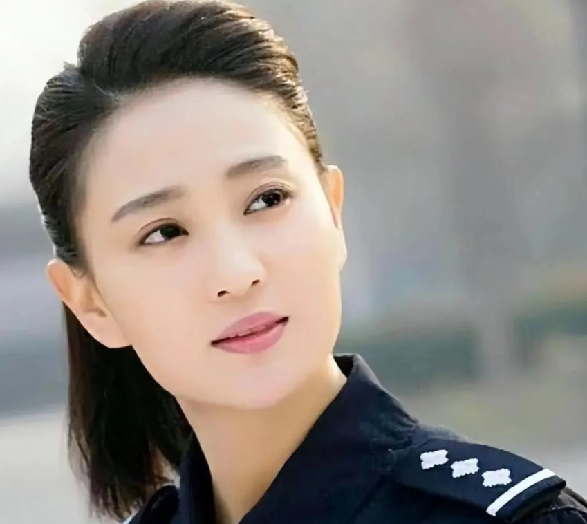 侯梦莎荣获“最美军花”称号