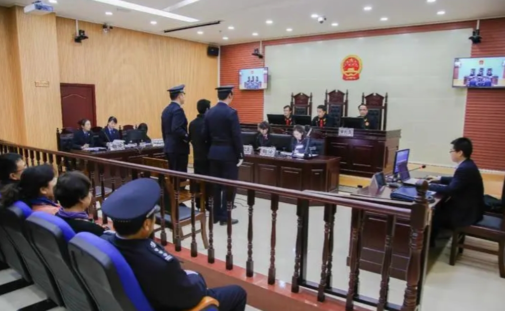 贵州六盘水，一民警在办理一起抢劫案时，已经能确定嫌疑人身份，却始终没对嫌疑人进行