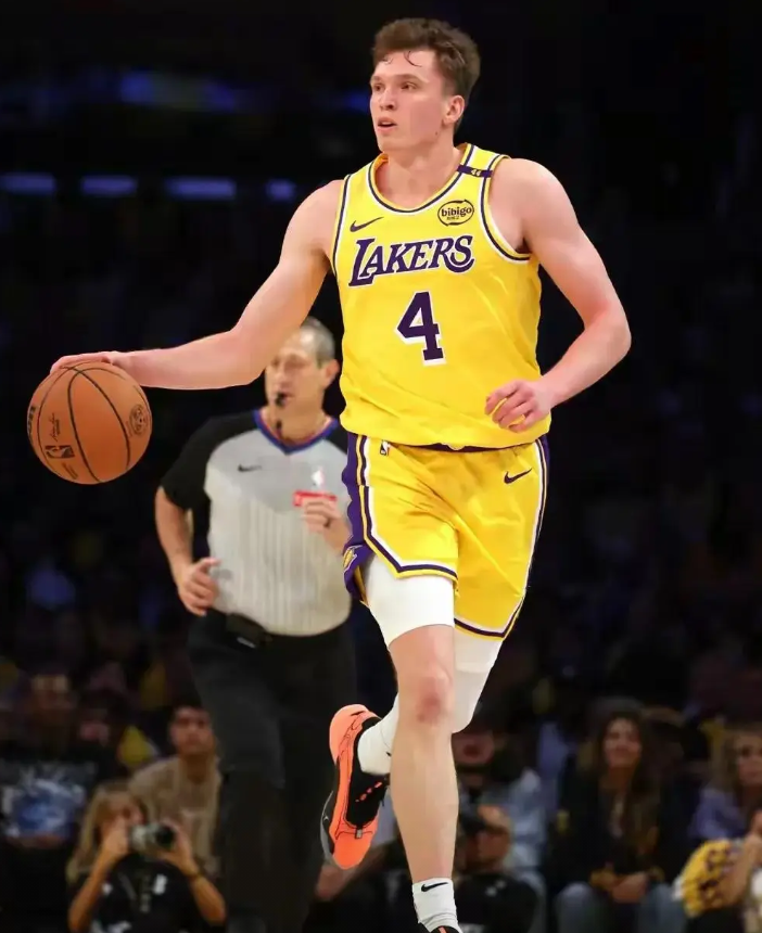 16号一大早NBA再爆2个新消息:

洛杉矶消息。莫里斯，湖人队那小子，看来要走
