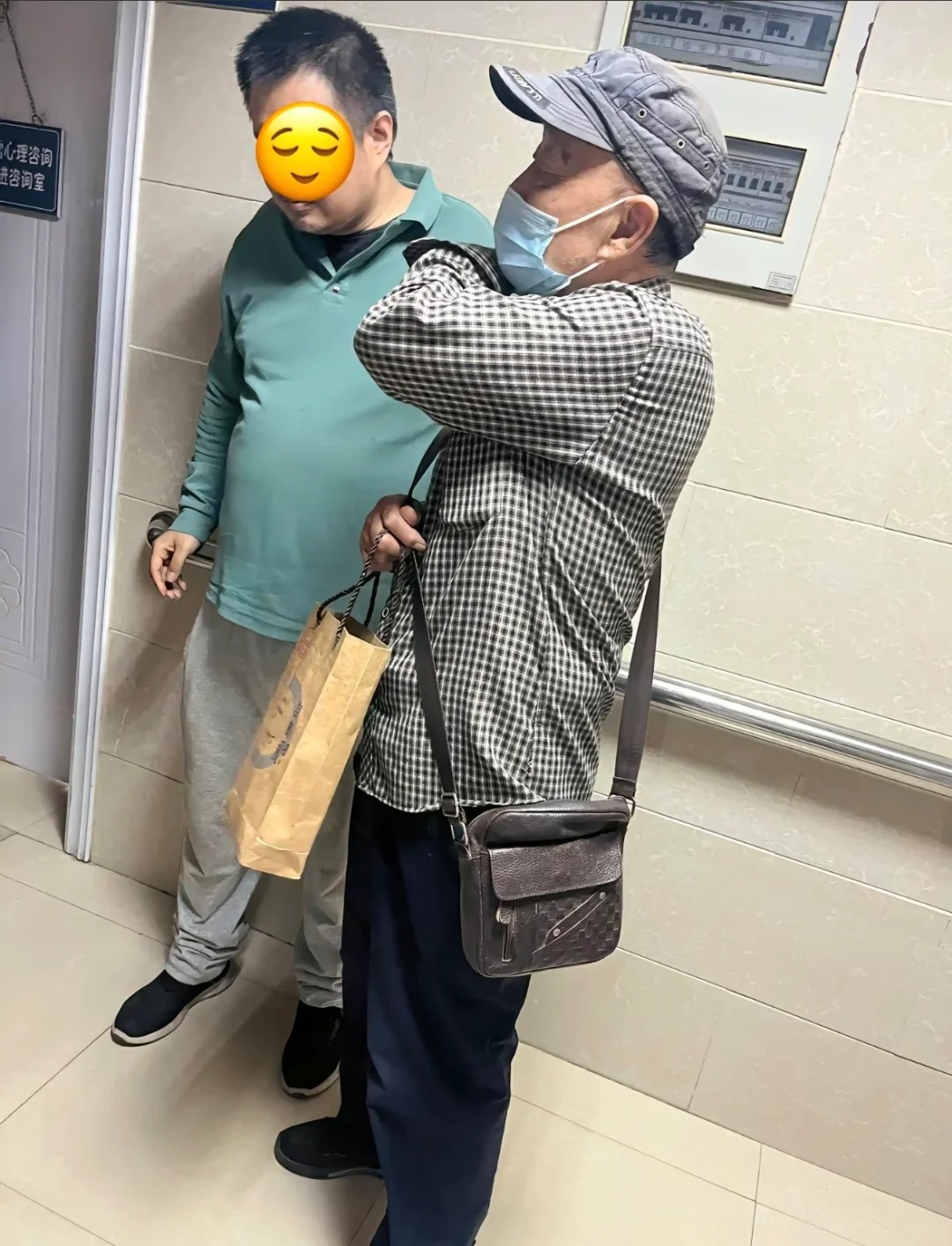 一对父子。
老父亲82了，带着40多岁的儿子来看病。
正说话间，儿子发狂，猛扇老