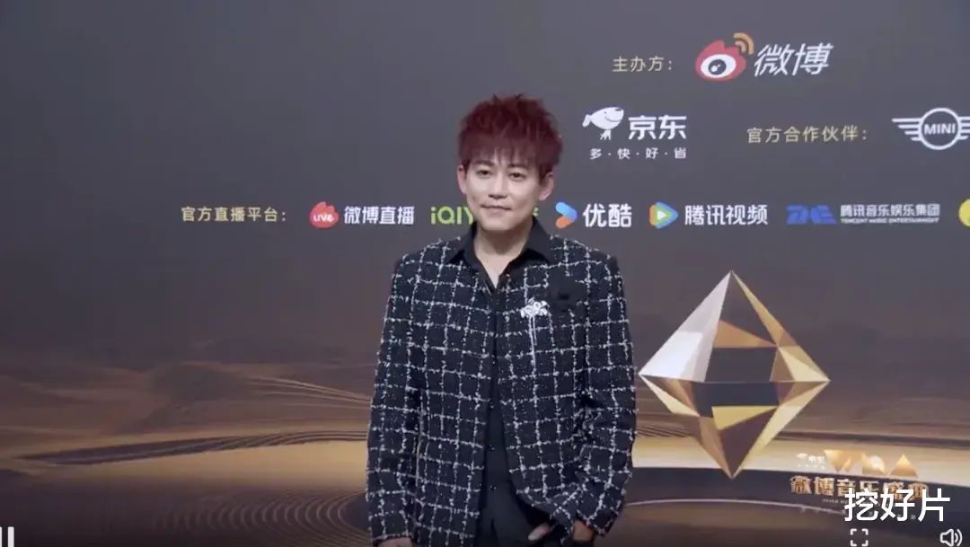 音乐盛典红毯：容祖儿胖了，林志颖王心凌比心，56岁周慧敏美爆了（红米k30和真我q2对比）-第10张图片-九妖电影