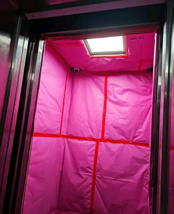 这个婚庆公司做的到位，连电梯都不放过。