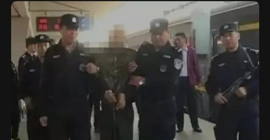 1995年7月13日，一个闷热的午后，在资阳市西郊资溪村的出租屋内，“黑豹集团”