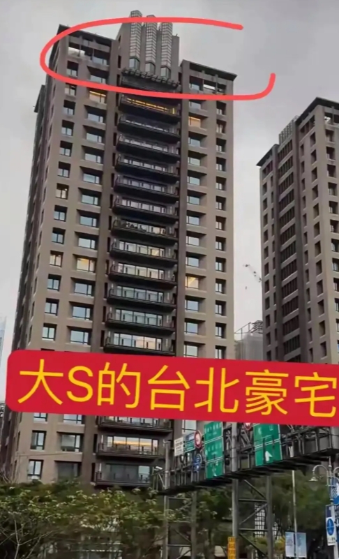 理解不了！头七庆祝三周年，大S亲友拎蛋糕上门庆祝，好友们齐聚大S豪宅，现场曝光！