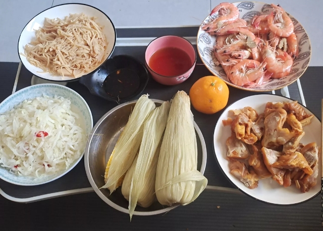 突然觉得我很可怜，一个人吃年夜饭。老公和孩子去婆家吃了，又不让我一个人回娘家过年