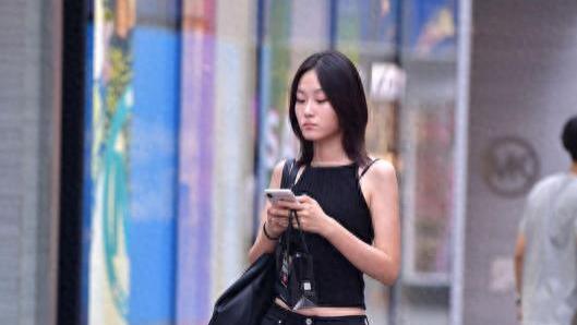 尖头粗跟袜靴，搭配黑色的紧身牛仔裤，展现美女苗条身材
