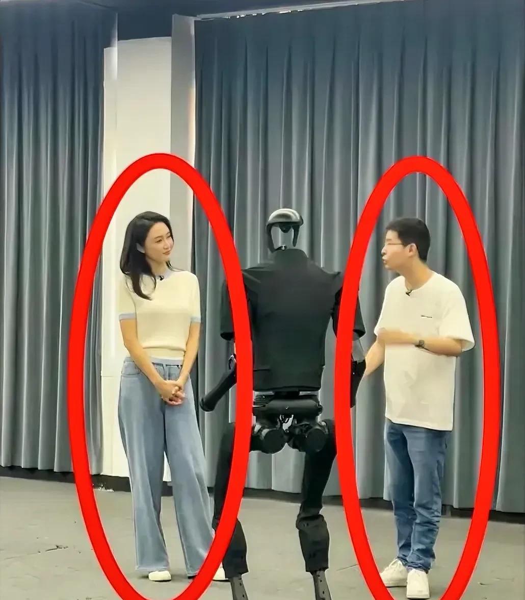 大家发现没？
凤凰卫视的美女主持人
和王兴兴站一起好有cp感啊！一眼看过去郎才女