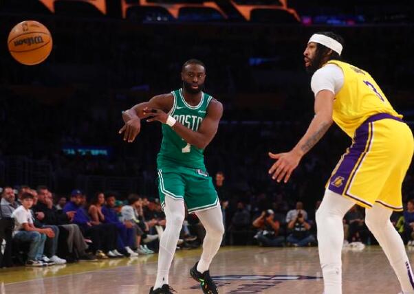 凯尔特人96-117负湖人。杰伦-布朗赛后称，湖人表现出色，己队状态一般且显疲惫