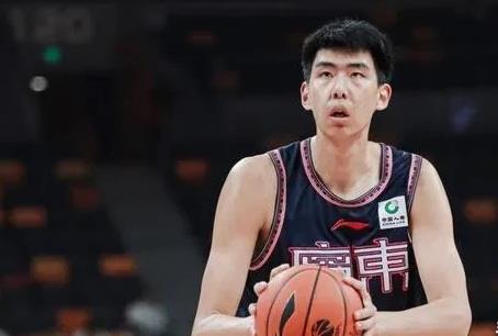 看看杜锋对徐昕的改变：
1、改变投篮习惯。坚持高举高打，绝不做下压动作。
2、镇