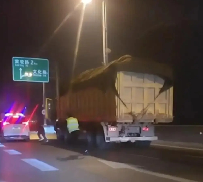 郑州货车司机跳桥坠亡事件中，我发现了5个细节性问题：

1、事发当时的执法人员不