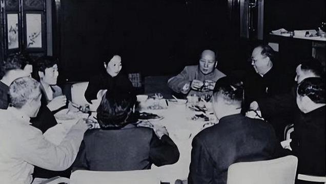 53年毛主席视察杭州，市委书记却避而不见，毛主席：你好大的架子