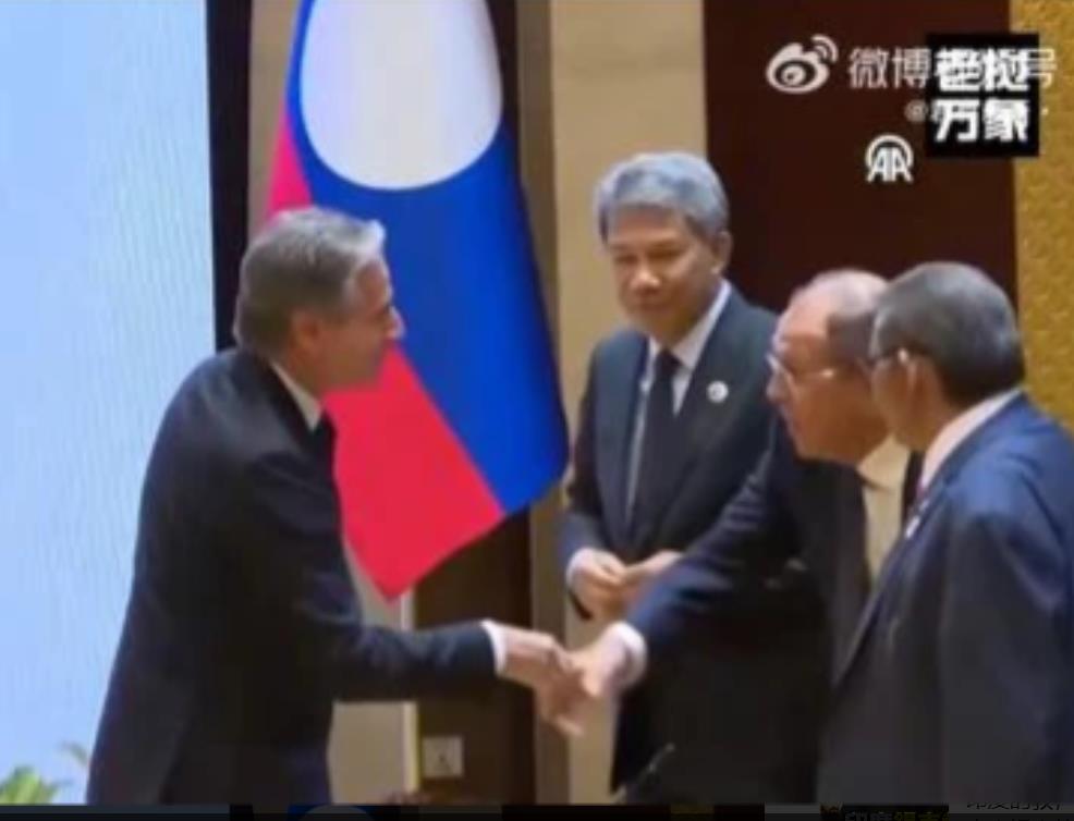 就在老挝万象的东盟地区论坛上，发生了一件挺有意思的事儿——美国国务卿布林肯和俄罗