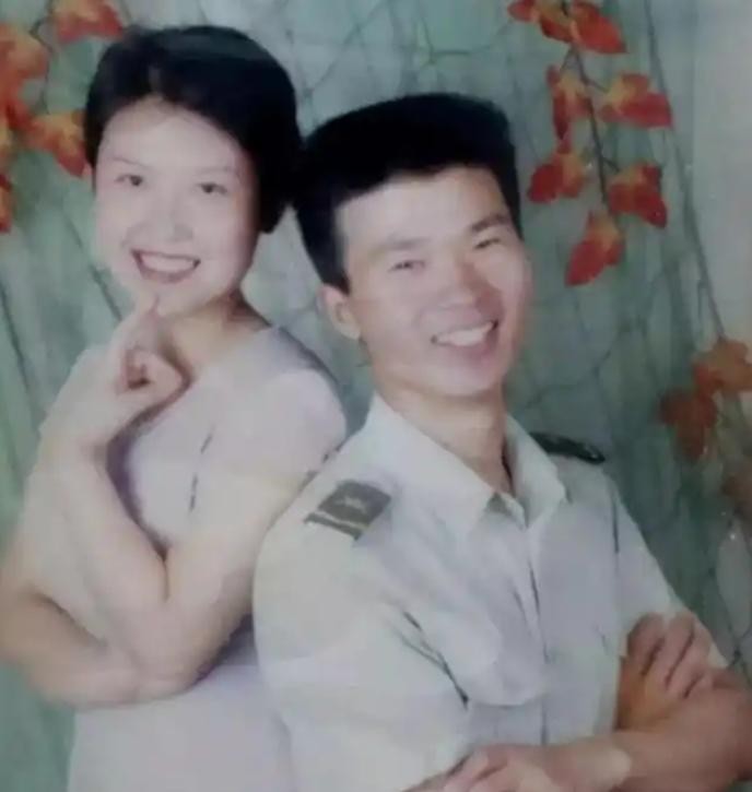 军人写信追校花 妻子婚后想轻生

                       