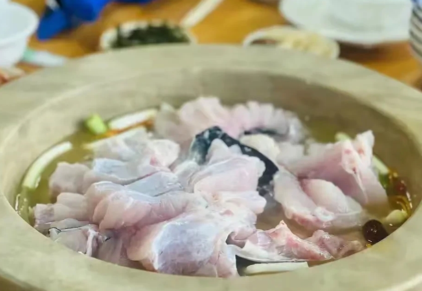 女邻居打电话，约我下班去她家，喝一杯，她说她刚学会做石锅鱼，让我品尝下味道，想着