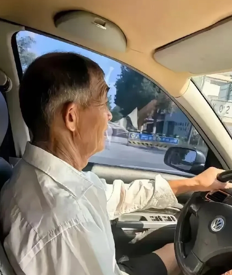 我朋友在汽车行业干了10年，她教我14招汽车维修秘诀:

1，第一招：车子打不着
