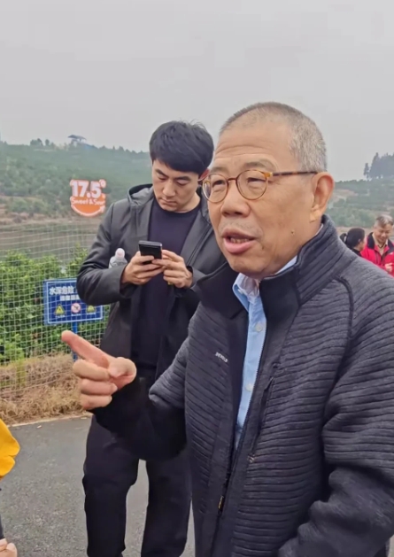 钟睒睒在路边跟友人聊他的第一份工作，收入！

看鸡从早上到晚上天黑回去算3分工，