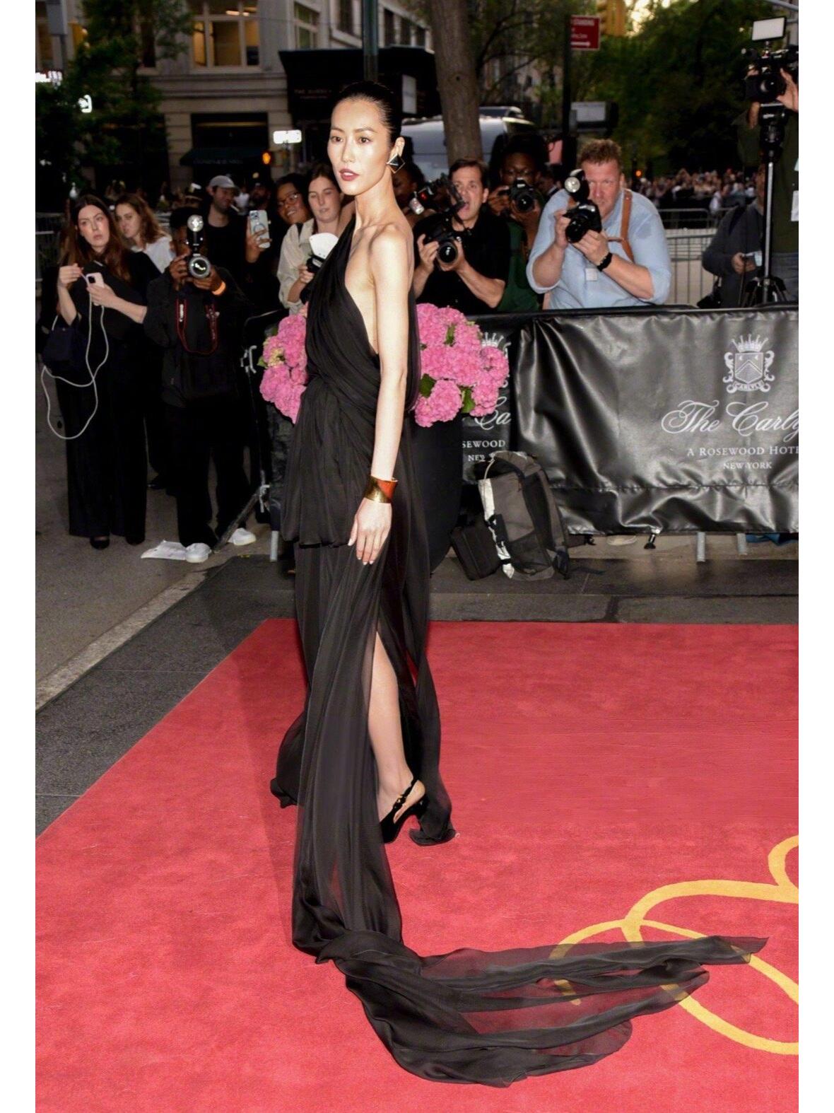 刘雯上穿黑色拖尾裙很有气场