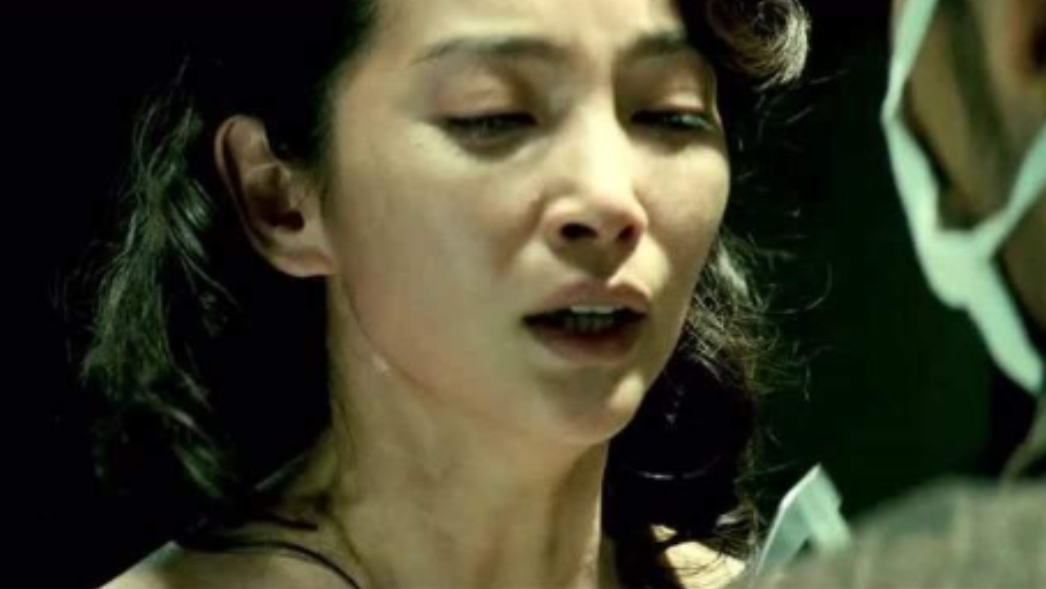 2009年，李冰冰在拍《风声》时有场裸戏，为了壮胆，她一口气喝了八斤哈尔滨啤酒，
